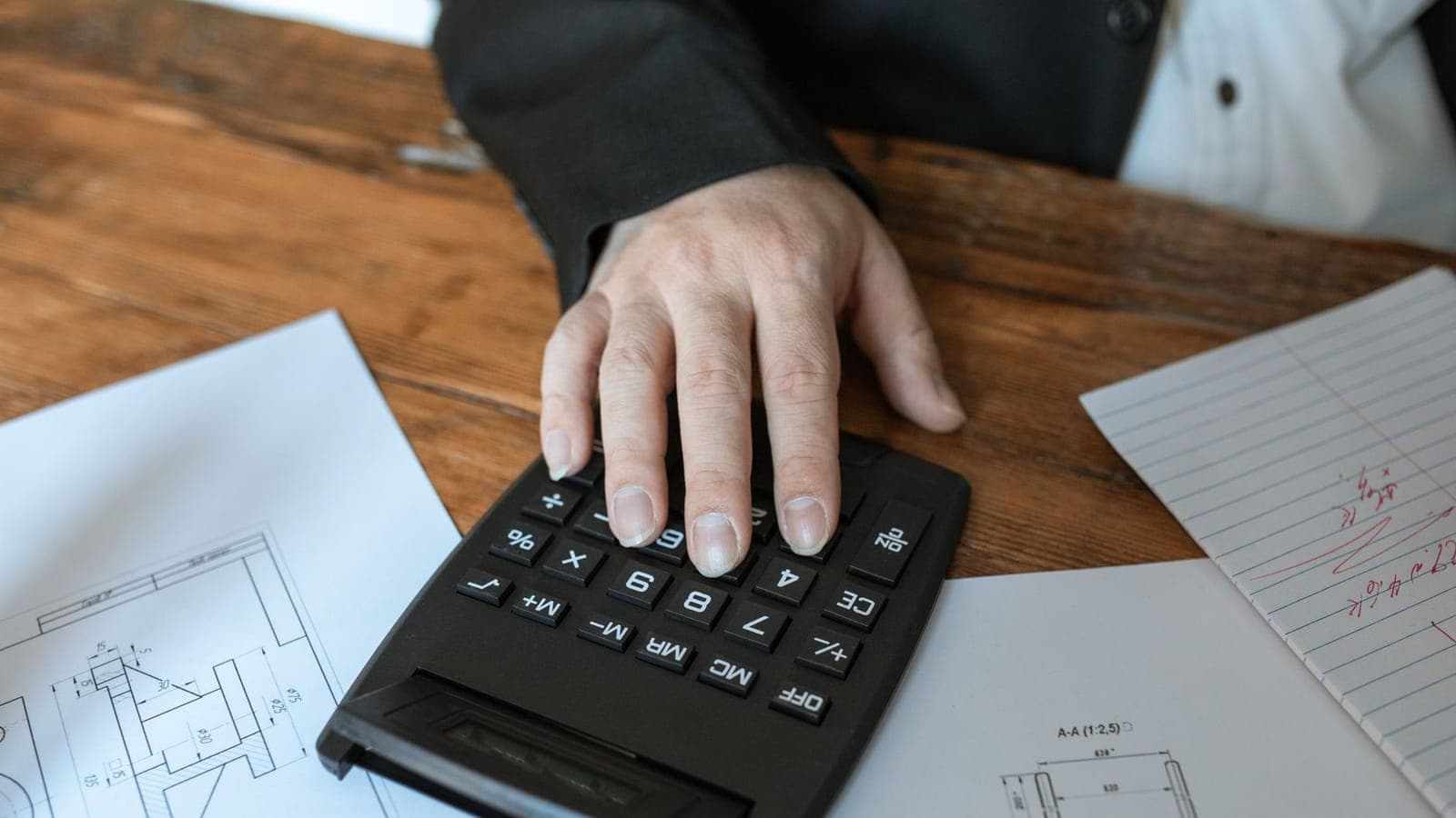 Mà fent servir una calculadora damunt d'uns plànols i uns fulls de notes